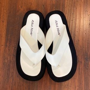 NWOT Stylish White Flip Flops with Chunky Black Soles. Size 6